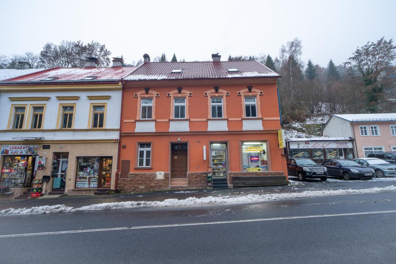 Apartman U Ljuby ヤーヒモフ エクステリア 写真